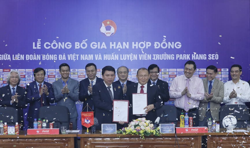 VFF gia hạn hợp đồng với HLV Park Hang Seo vào tháng 11/2019 VFF Phai huong toi vong loai world cup 2022