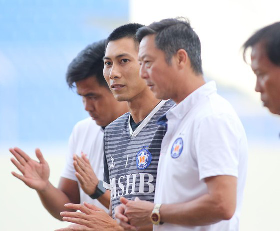 Tuấn Mạnh ra mắt đồng đội và BHL của SHB Đà Nẵng Tuan Manh tim duoc ben do moi