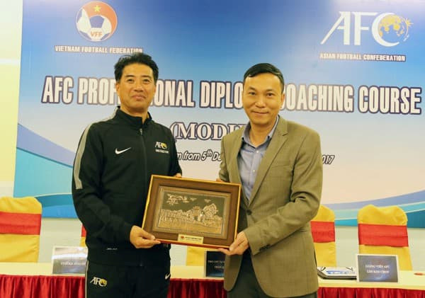 Ông Yusuke Adachi sẽ trở thành tân GĐKT của VFF Yusuke Adachi tro than tan GĐKT VFF