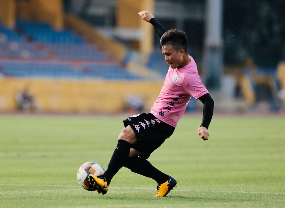 Quang Hải xuất hiện trong trận đấu với Than Quảng Ninh Hà Nội FC danh bai Than Quang Ninh