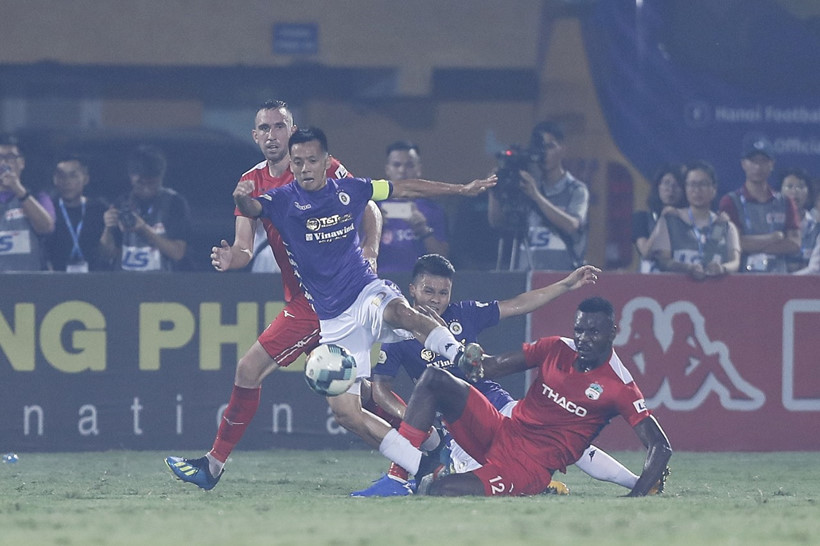 HAGL thi đấu bế tắc trước Hà Nội FC BLV Quang Tung that vong ve HAGL