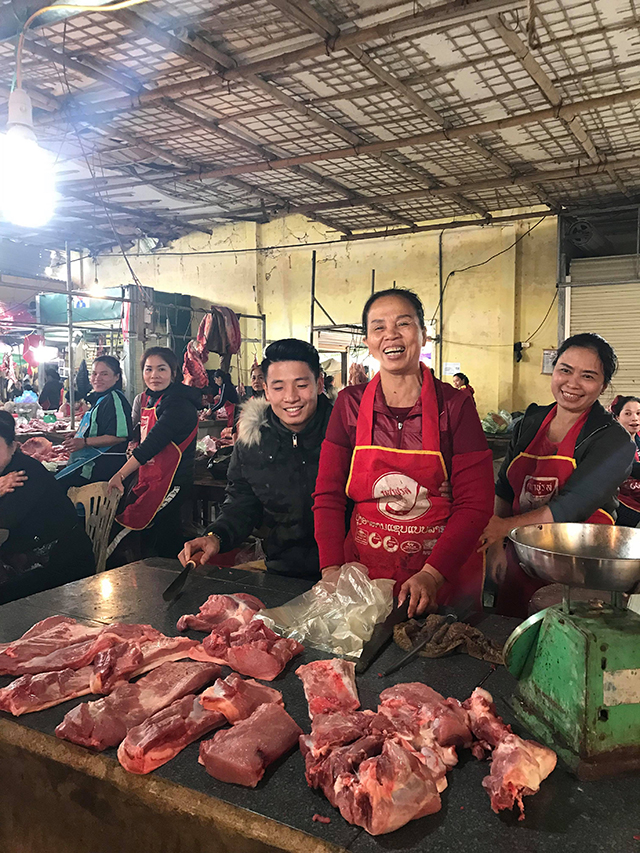 Ngày Tết, trung vệ Tiến Dũng ra chợ bán thịt lợn cùng mẹ Ngày Tết, trung vệ Tiến Dũng ra chợ bán thịt lợn cùng mẹ