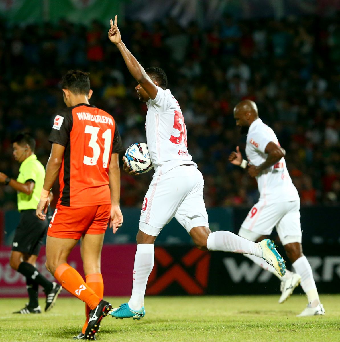 Jaja ăn mừng bàn thắng danh dự cho Muangthong Muangthong United, Thái Lan, Thai League