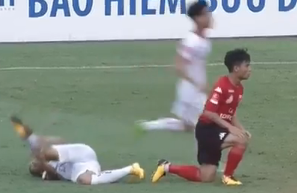 Tấn Tài vào bóng từ phía sau với Văn Hào Dương Văn Hào, u20 Việt Nam, Viettel