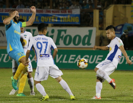 HAGL mất điểm đáng tiếc trước Sanna Khánh Hòa Sanna Khánh Hòa 1-1 HAGL, xem Sanna Khánh Hòa 1-1 HAGL, penalty HAGL, pen HAGL, trọng tài Văn Kiên