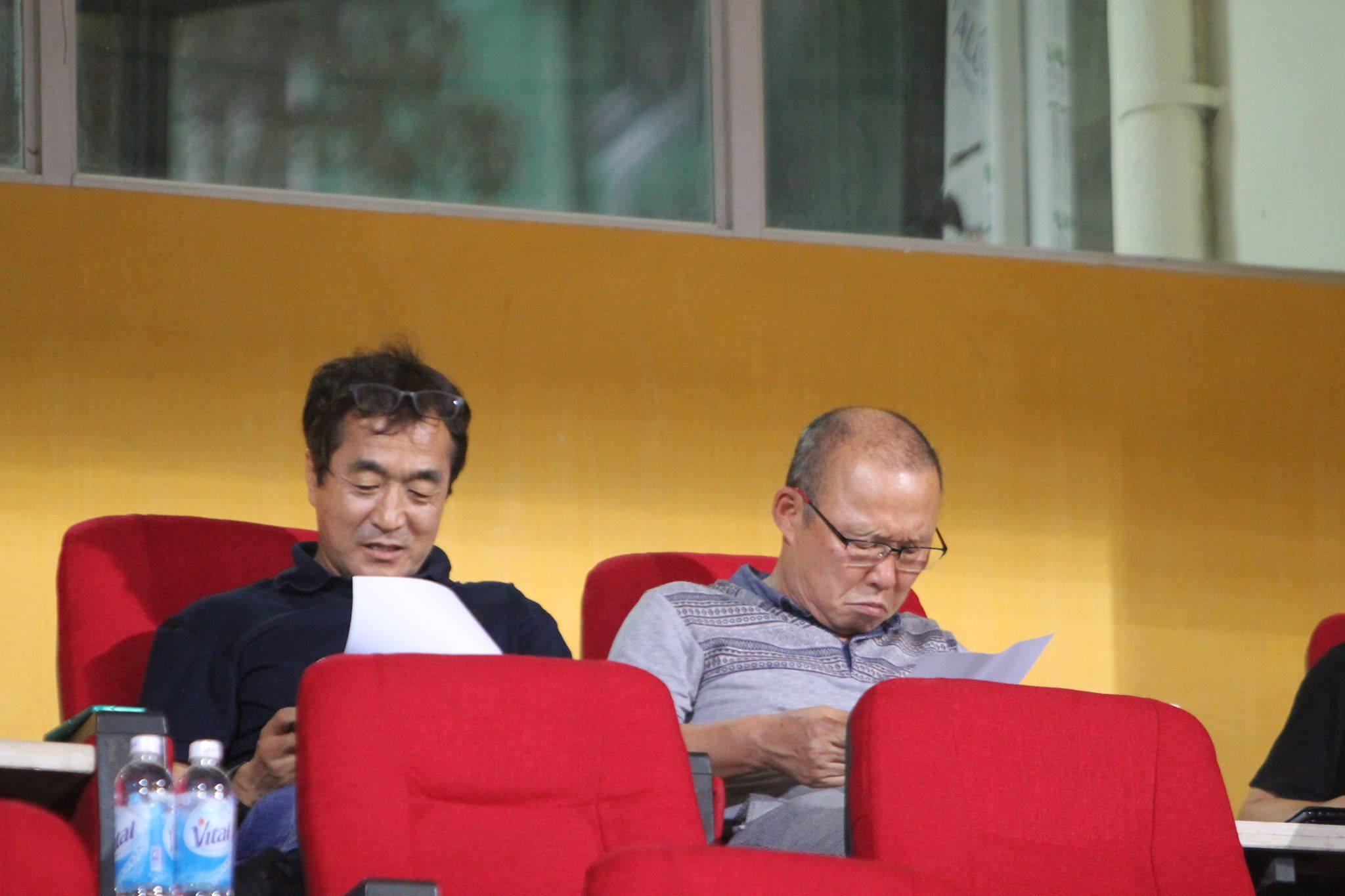 HLV Park Hang Seo trên khán đài (Ảnh: Nguyễn Nam) Hà Nội 1-1 HAGL, kết quả Hà Nội 1-1 HAGL, tỷ số Hà Nội 1-1 HAGL, HLV Park hang Seo