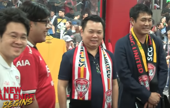 HLV Hữu Thắng xuất hiện trong màu áo Muangthong HLV Hữu Thắng, Muangthong United, CLB TP.HCM
