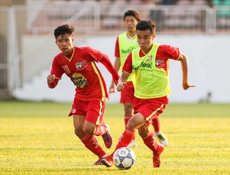 Lê Phạm Thành Long (trái) trong màu áo HAGL trước đây Tin bóng đá Việt, Tin bóng đá Việt hôm nay, HAGL