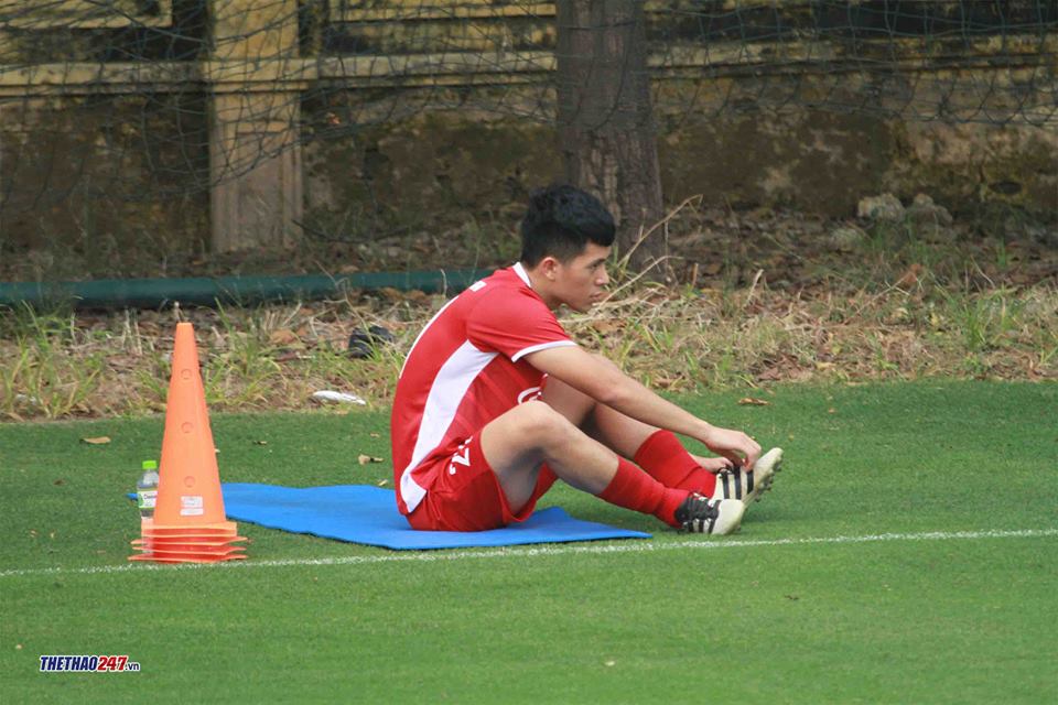 Đình Trọng chấn thương không tập luyện ngày 13/10 Hai cầu thủ Việt Nam chấn thương khiến thầy Park lo lắng