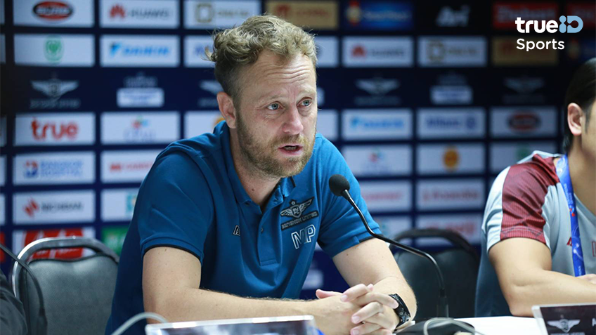 Ông Polking trong buổi họp báo sau trận HLV Bangkok United, Hà Nội, HLV Hà Nội