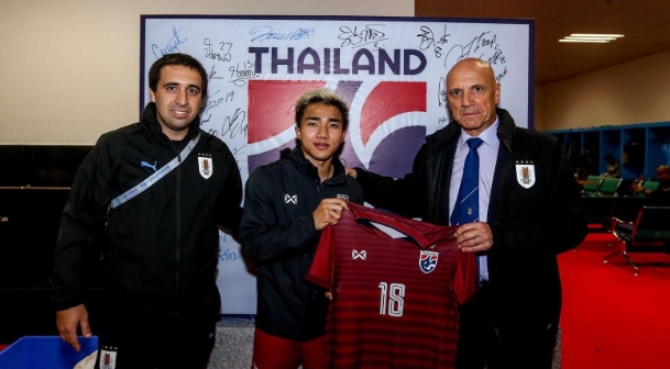 Đại diện LĐBĐ Uruguay đã sang phòng thay đồ của Thái Lan để xin áo đấu của Chanathip ĐT Uruguay, Messi Thái Lan, Chanathip Songkrasin